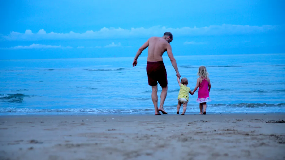 Noi reguli privind concediul paternal: tații vor sta mai mult acasă