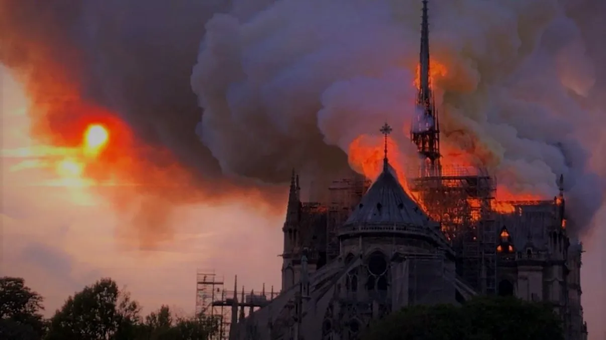 VIDEO Notre Dame, în flăcări: cât de grav e incendiul din Paris?