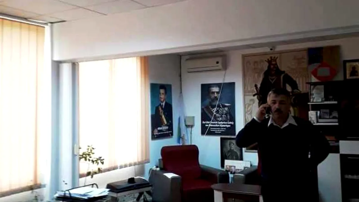 Primarul PNL care-l ține pe Ceaușescu la loc de cinste. Tabloul care provoacă scandal