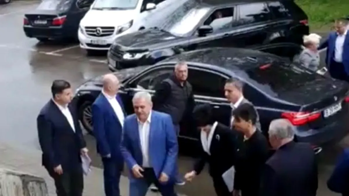 Dragnea, huiduit pe oriunde ajunge: ”Nu vrem să fim conduși de hoți”