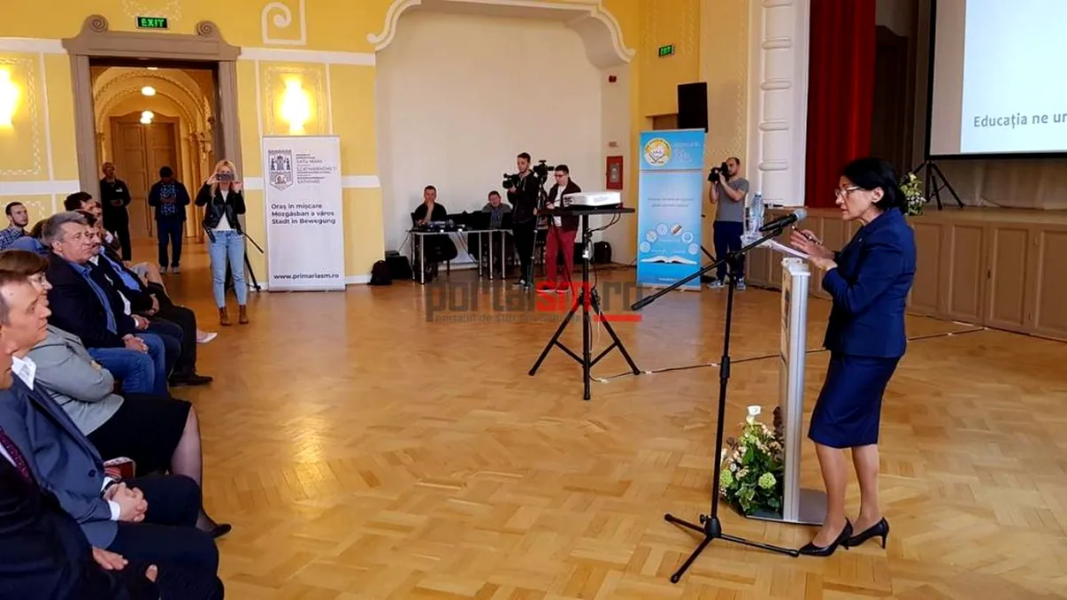 O discuție dintre o elevă și ministrul Educației a scos la iveală servilismul din sistem