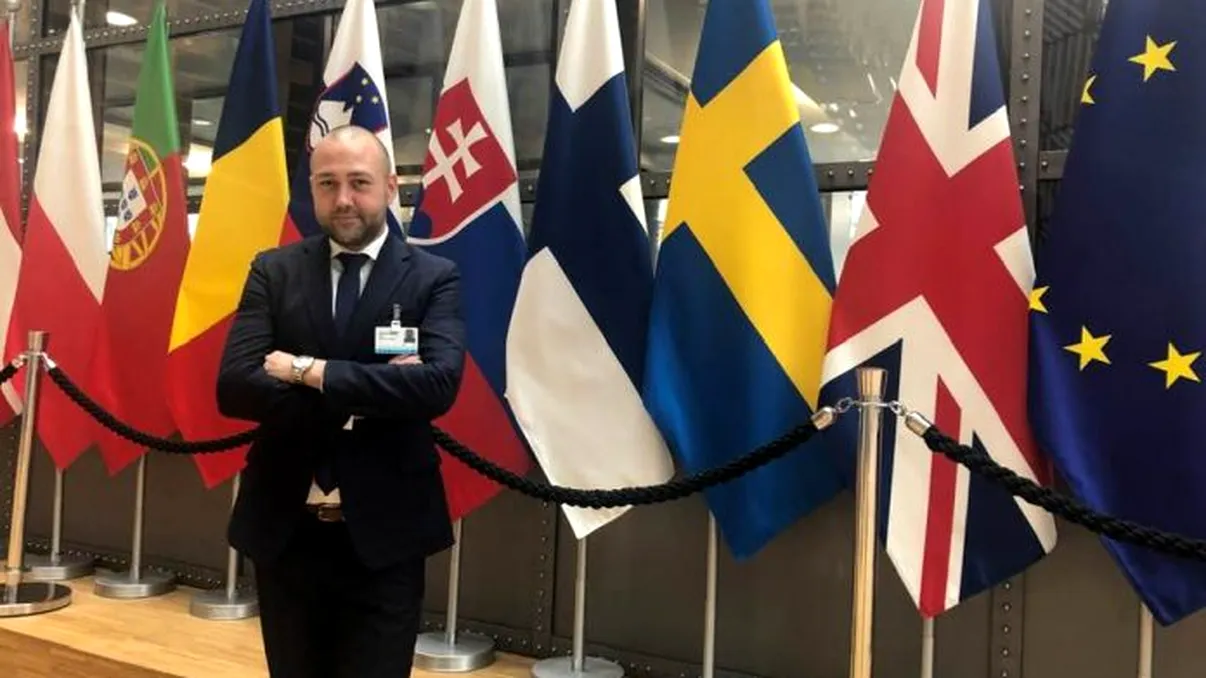 Pe cine a pus Dăncilă să apere sănătatea românilor: șeful de la Medicamente a picat admiterea la Farmacie și e celebru pentru curele detox cu castravete