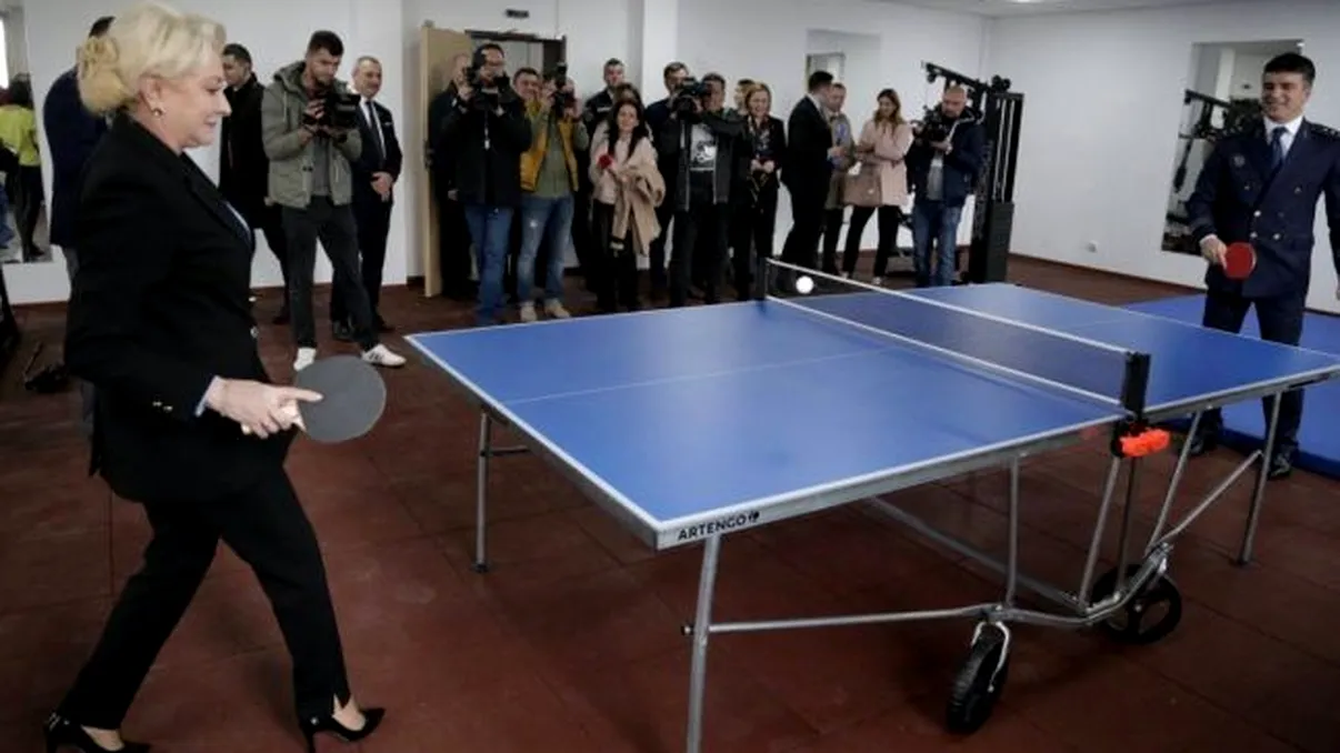 VIDEO „Orice om îi place sportul”: Viorica Dăncilă, pe tocuri, în timpul unei partide de ping-pong. Cu cine juca