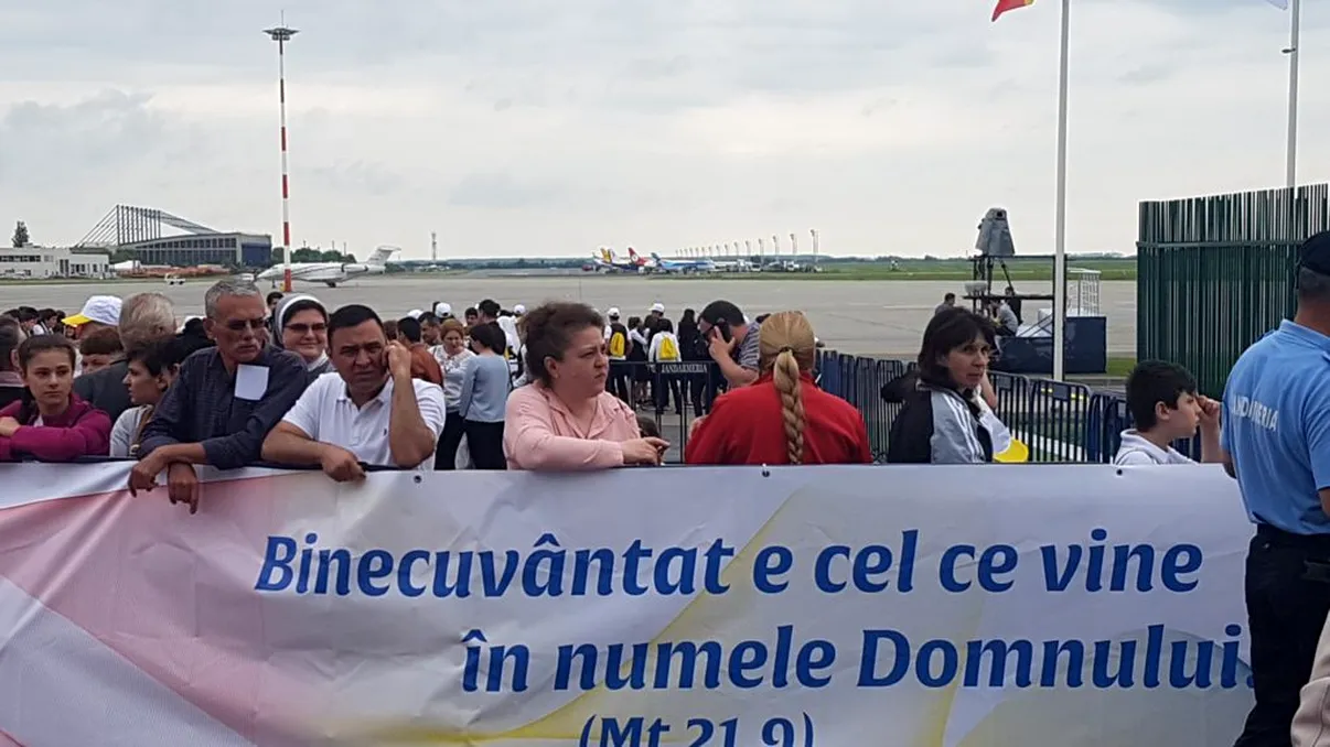 Sute de români îl întâmpină pe Papa Francisc pe Aeroportul Otopeni. Ce se întâmplă acum - FOTO