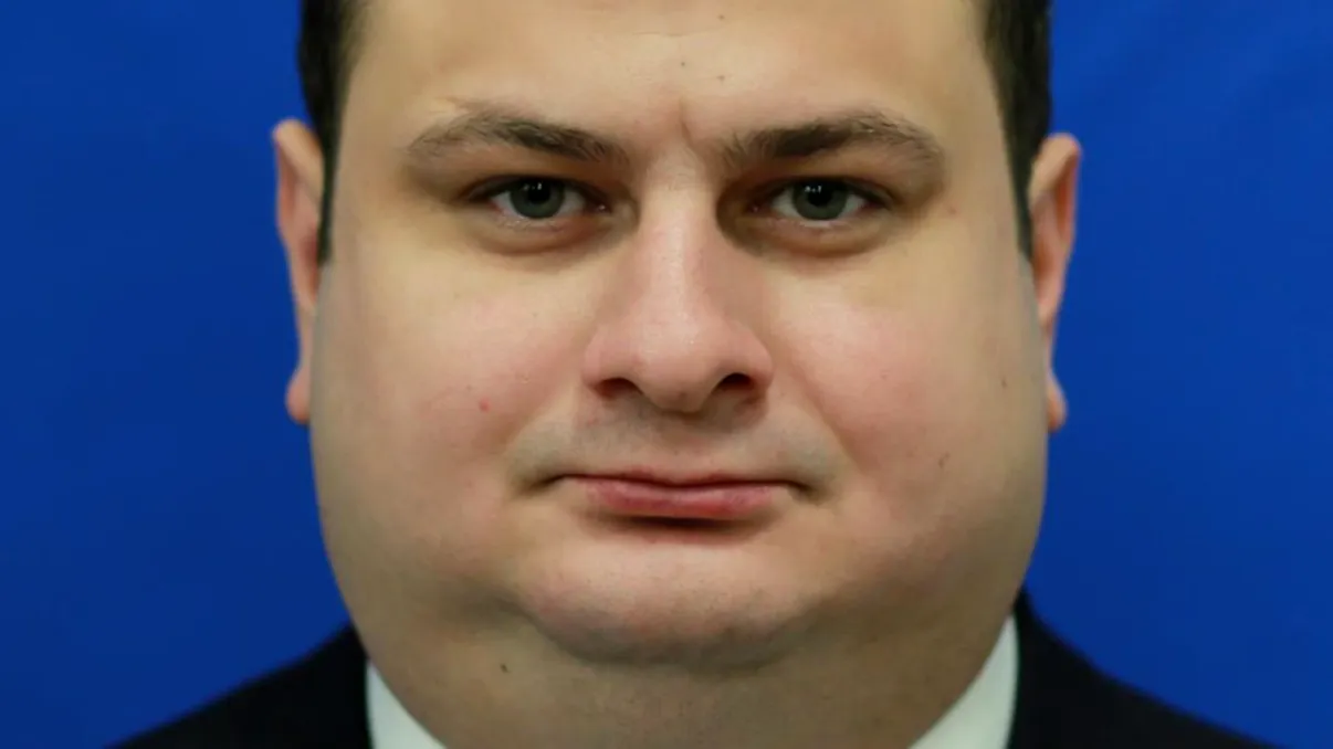 Cine e deputatul Mitică, cu cont pe Tinder, cunoscut doar pentru că stă cuminte în bancă pentru 53.000 lei pe lună