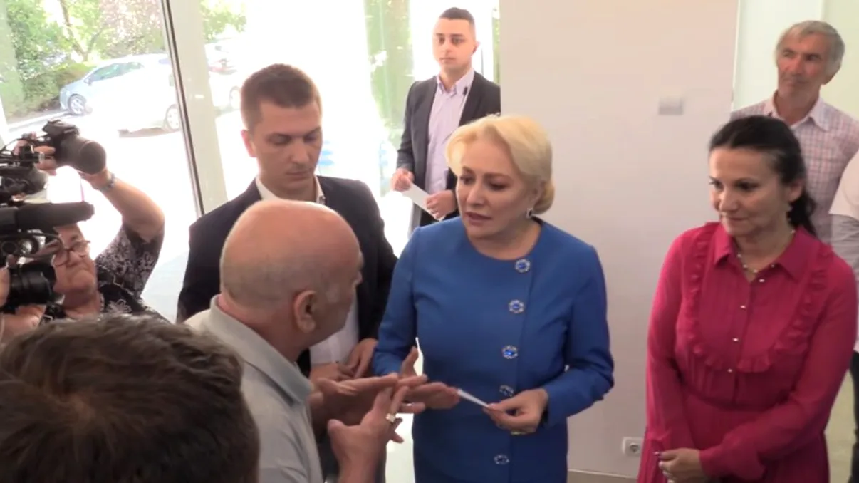 Viorica Dăncilă, întâmpinată de protestatari furioși la Bârlad: „Dacă intru acolo, bag mâna în părul ei“ - VIDEO