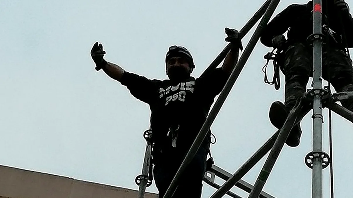 Mesajul de pe tricoul unui bărbat care îi montează scena lui Dragnea la Iași: a strâns brusc zeci de simpatizanți