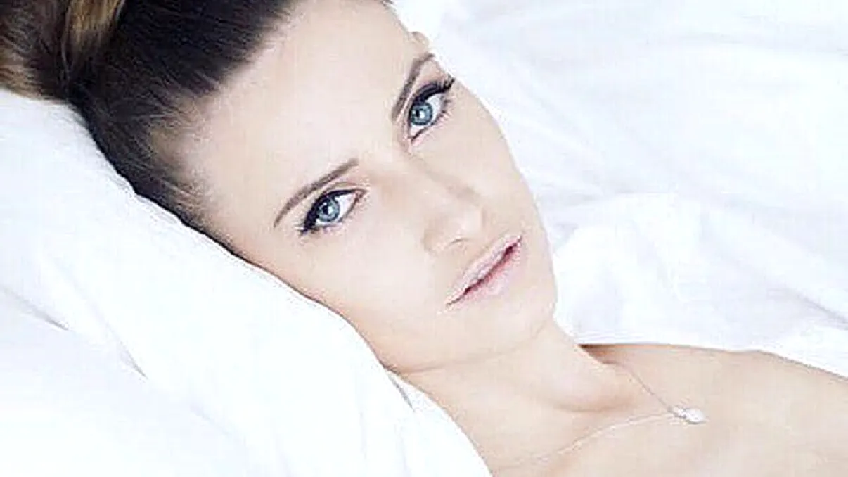 Iulia Albu a fost operată de urgență din cauza unui chist. Care este starea vedetei acum