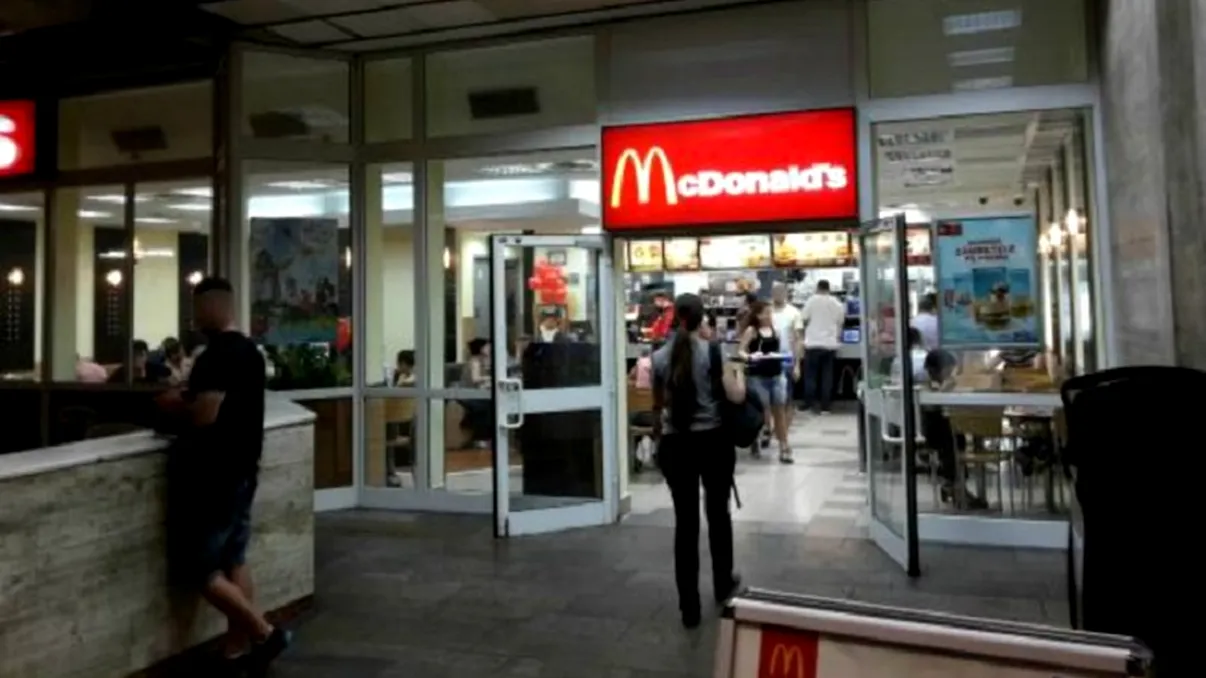 McDonald's a închis restaurantul de la Unirii. Ce se întâmplă în acel spațiu. Poziția Metrorex