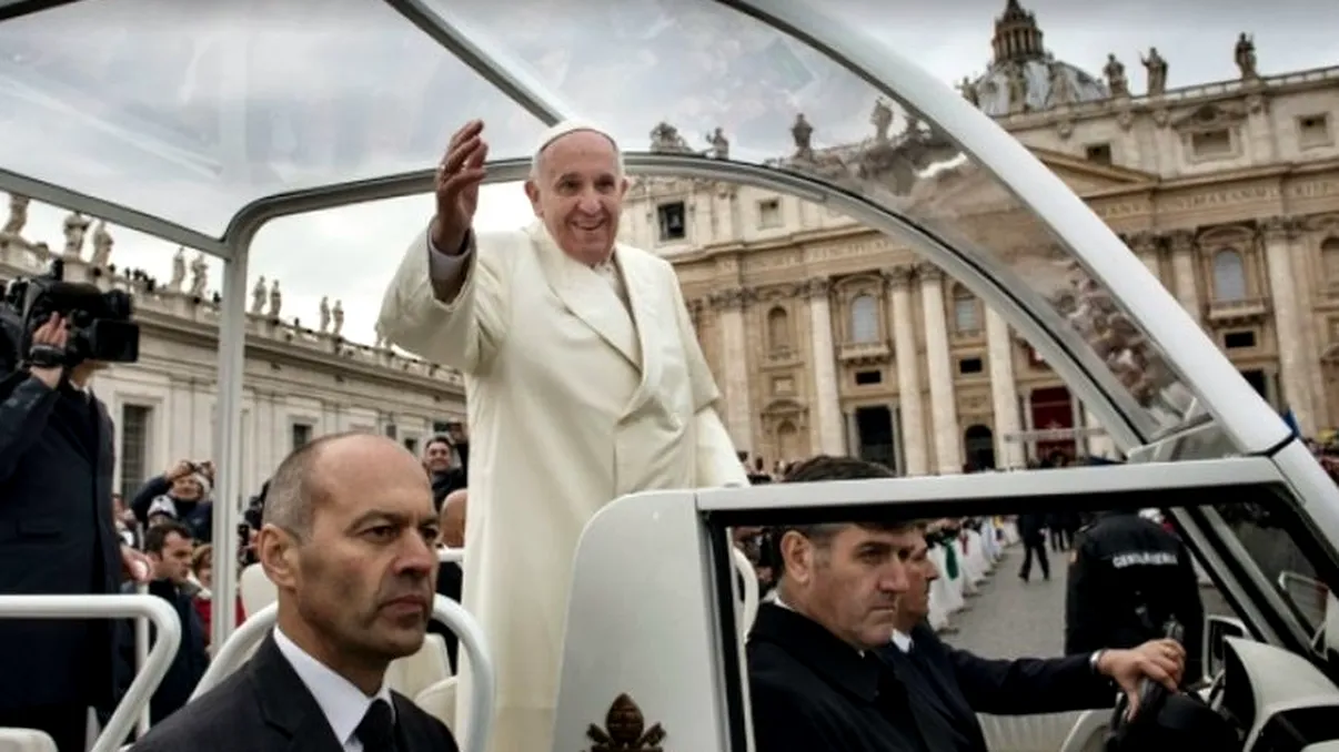 Cum a ajuns Dacia să realizeze papamobilul. Modelul de serie care stă la bază