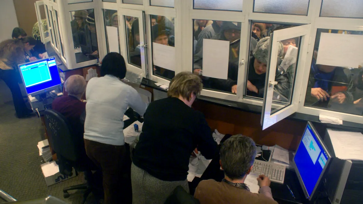 Document: de când au loc reducerile salariale și concedierea bugetarilor. Plafonarea a fost decisă