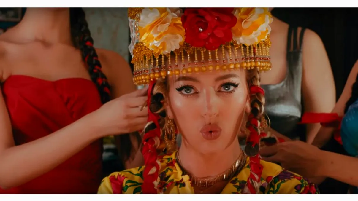 Delia a stârnit râsul tuturor. În ce ținută a apărut, în plină stradă! ”Ai plecat cu covorul pe tine?”