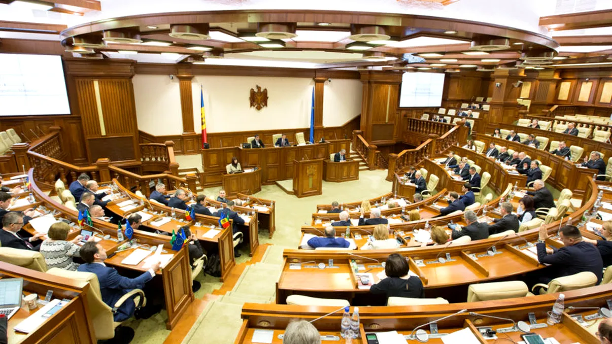 Criză politică în Republica Moldova: parlamentarii au dezbătut pe întuneric, întrucât curentul electric a fost oprit - VIDEO