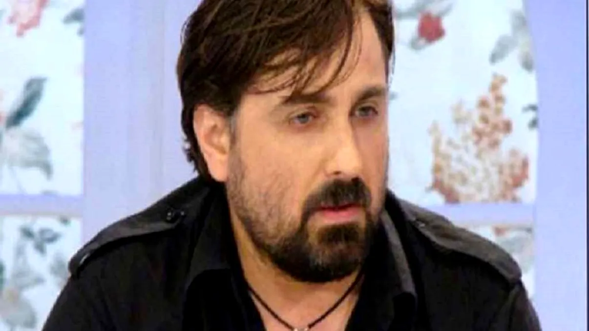 Petru Mircea și fiul său, la mormântul Mădălinei Manole, pe ascuns. Motivul pentru care fac asta