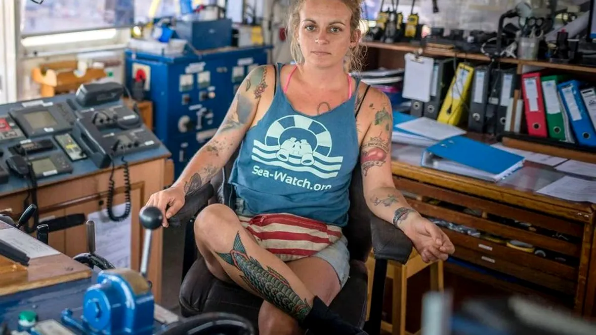 Riscă o viață după gratii, pentru că a salvat viețile unor refugiați: cu ce a greșit un căpitan de navă