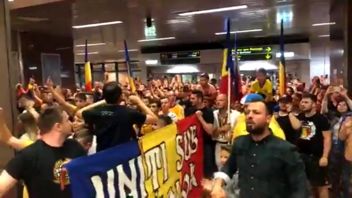 Tricolorii s-au întors în România. Sute de suporteri i-au așteptat pe Aeroportul Otopeni
