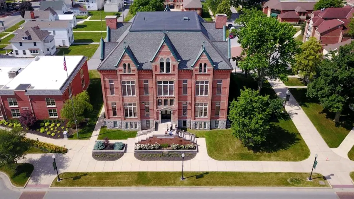 Cum poți să studiezi în România după programa americană. Nu trebuie neapărat să pleci în străinătate