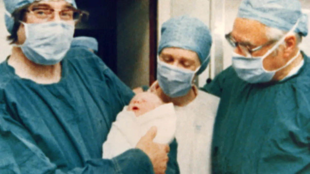 Cum arată la 41 de ani primul copil din lume conceput prin fertilizare in vitro