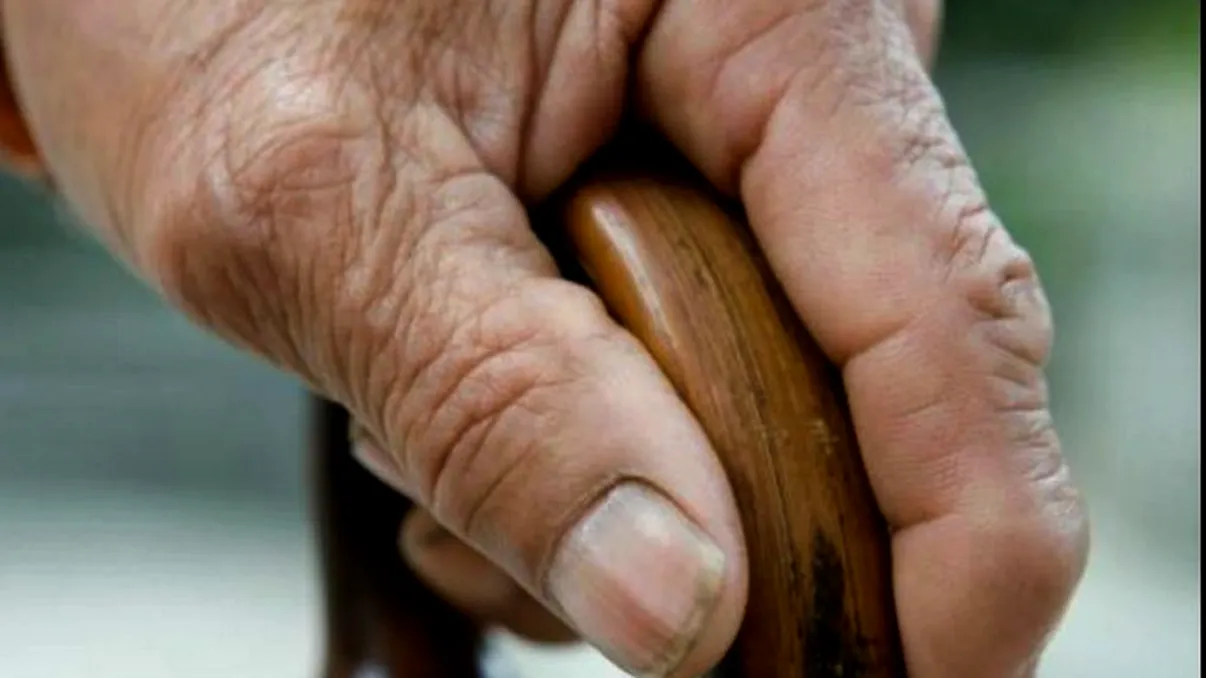 Bătrân de 83 de ani, bătaie soră cu moartea pentru 6 lei și un telefon. Cine sunt atacatorii