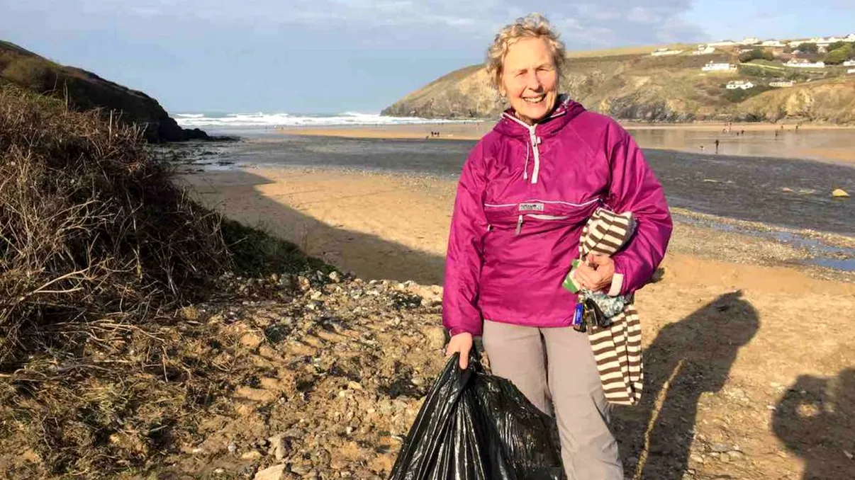 Bunicuța de 70 de ani îți dă o lecție de ecologie: cum să te comporți la plajă
