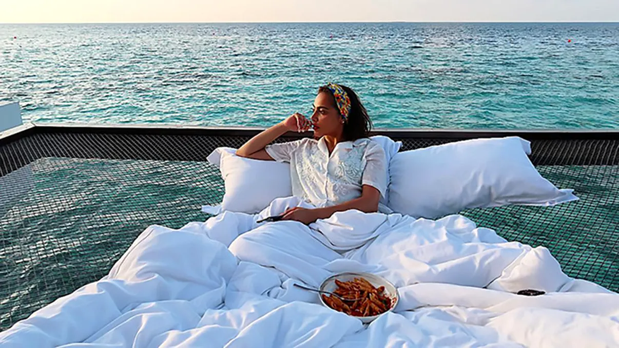 O stațiune îți pune patul pe ocean: cât te costă să dormi printre valuri