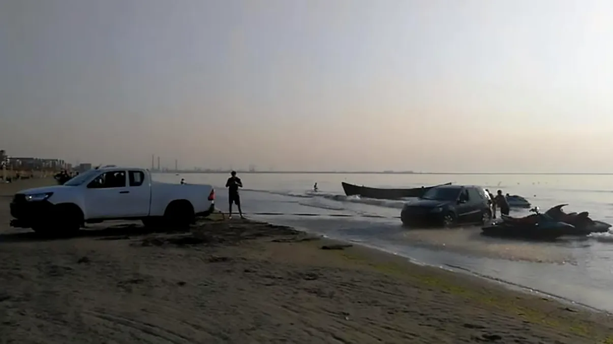 VIDEO SUV blocat pe țărmul Mării Negre. Ce a pățit cel care a filmat întreaga scenă