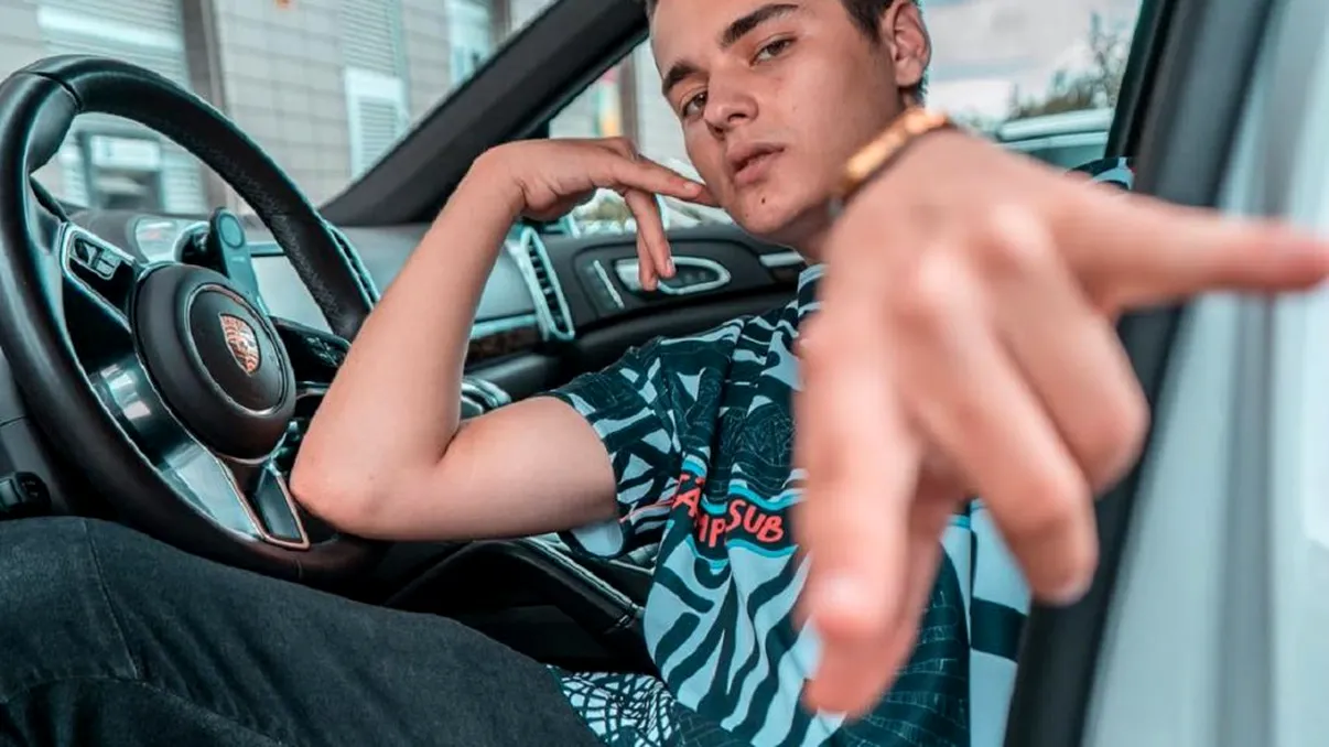 Vlogger-ul Selly a câștigat primul milion de euro la 18 ani. Ce le spune tinerilor despre bani