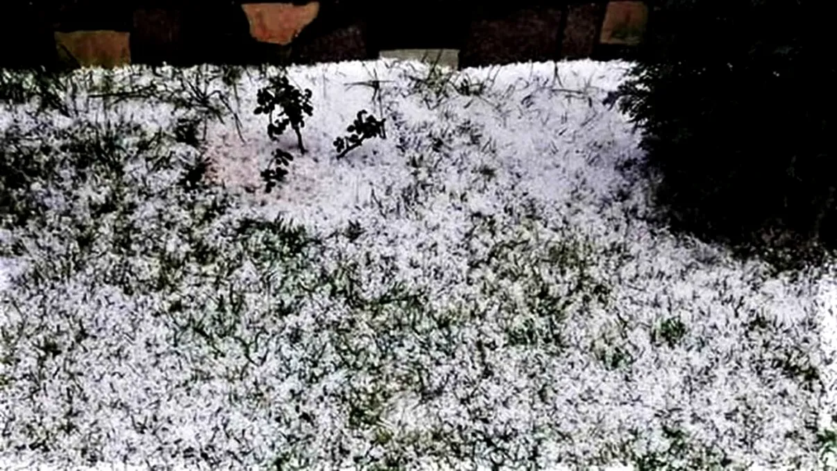 Grindină în mijlocul verii! Localnicii din Argeș au avut parte de peisaje de decembrie