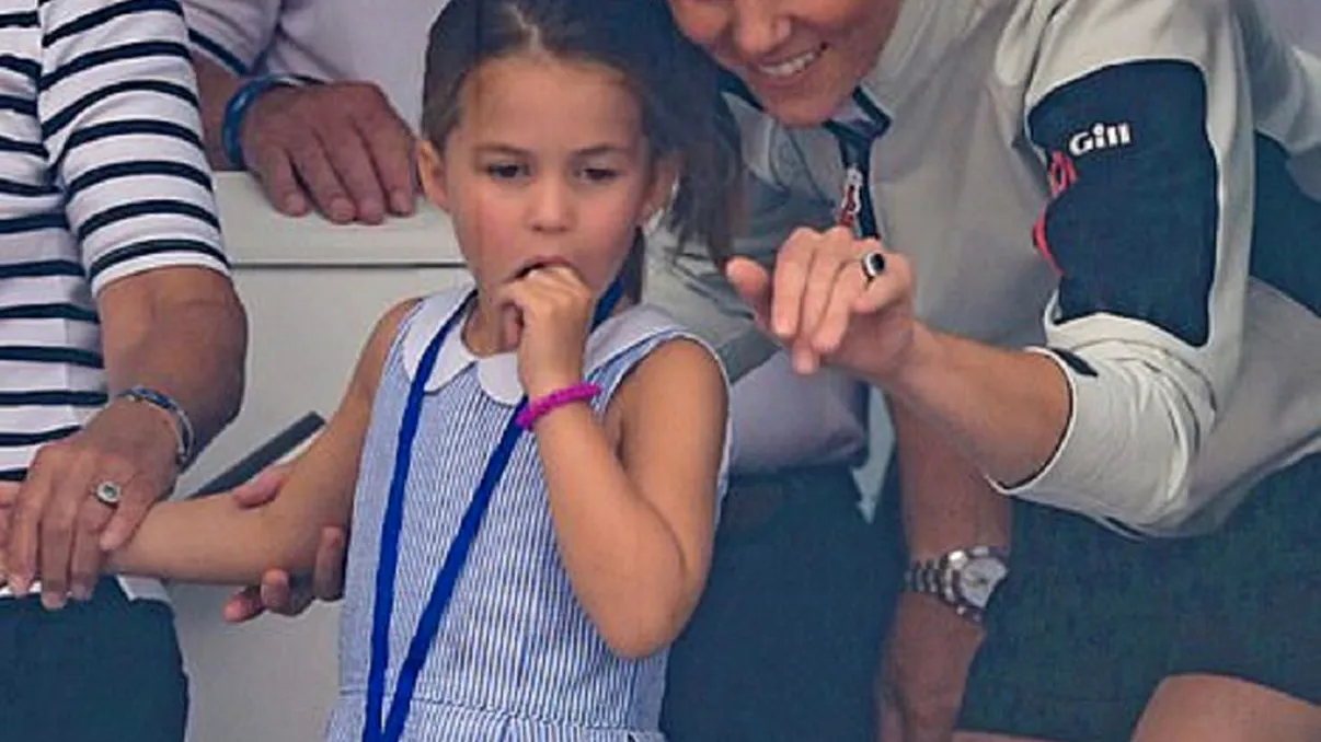 Prințesa Charlotte a scos limba la jurnaliști. Cum a reacționat Kate Middleton. VIDEO