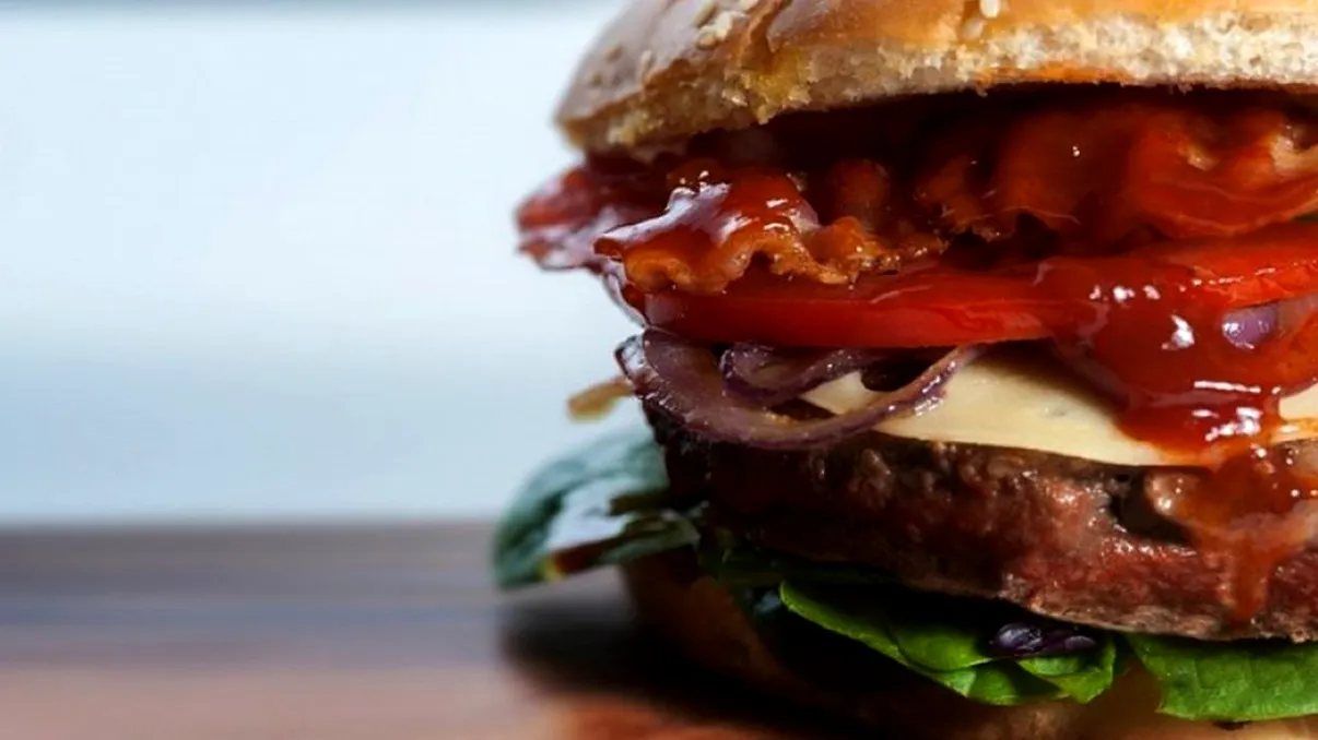 Un tânăr din Focșani a murit după ce a mâncat la fast-food. Ce spun medicii despre acest caz