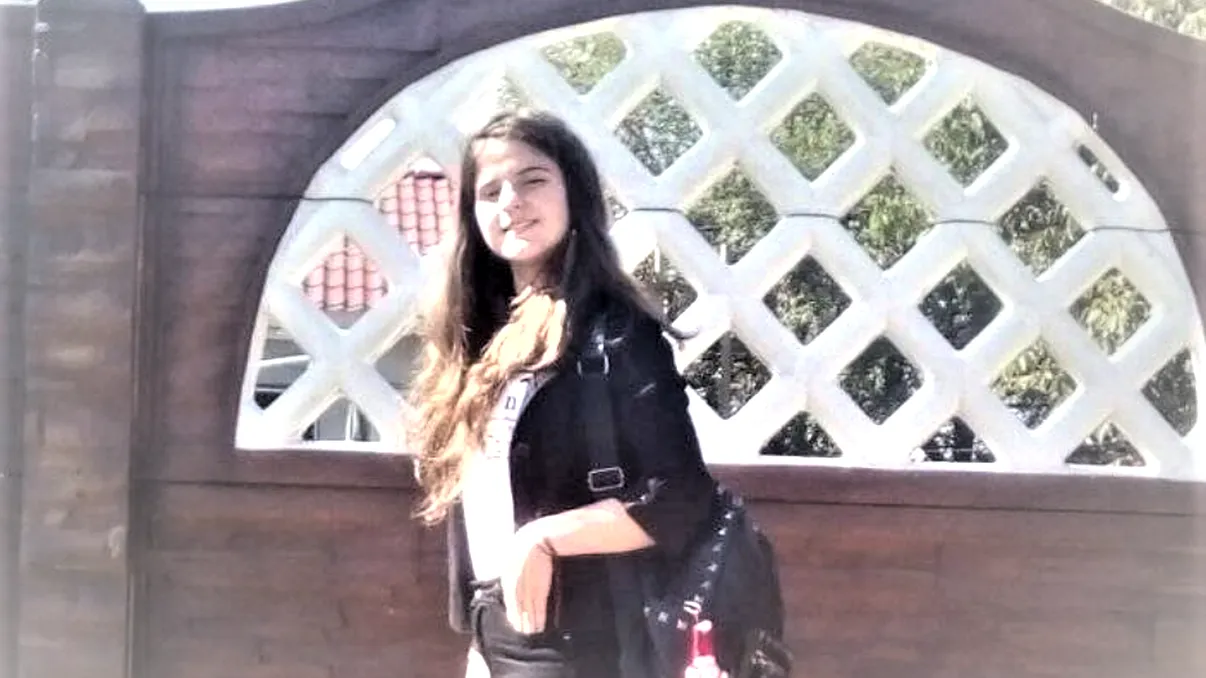 Ce se întâmplă pe locul în care stătea Alexandra Măceșanu la școală. Gestul emoționant al colegilor