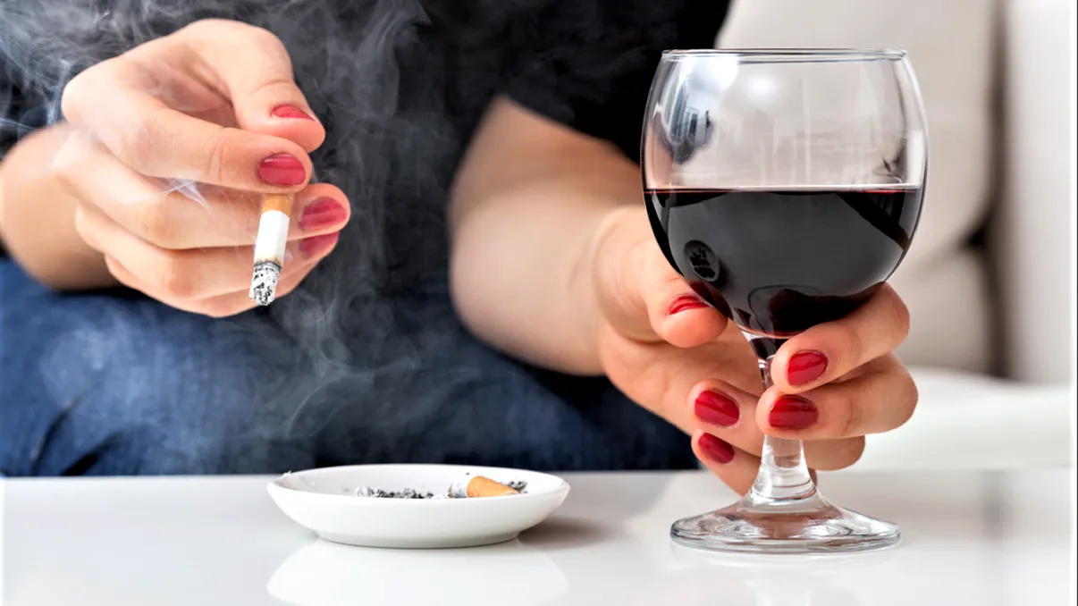 Tinerii români, primii la băut și la fumat. Ce se întâmplă cu adolescenții noștri și cum să eviți aceste vicii