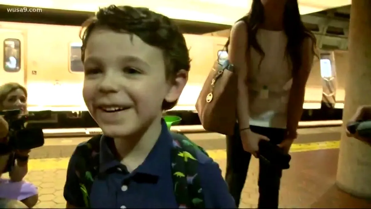 Un copil cu autism a făcut o scenă în metrou. Reacția unui polițist a șocat pe toată lumea