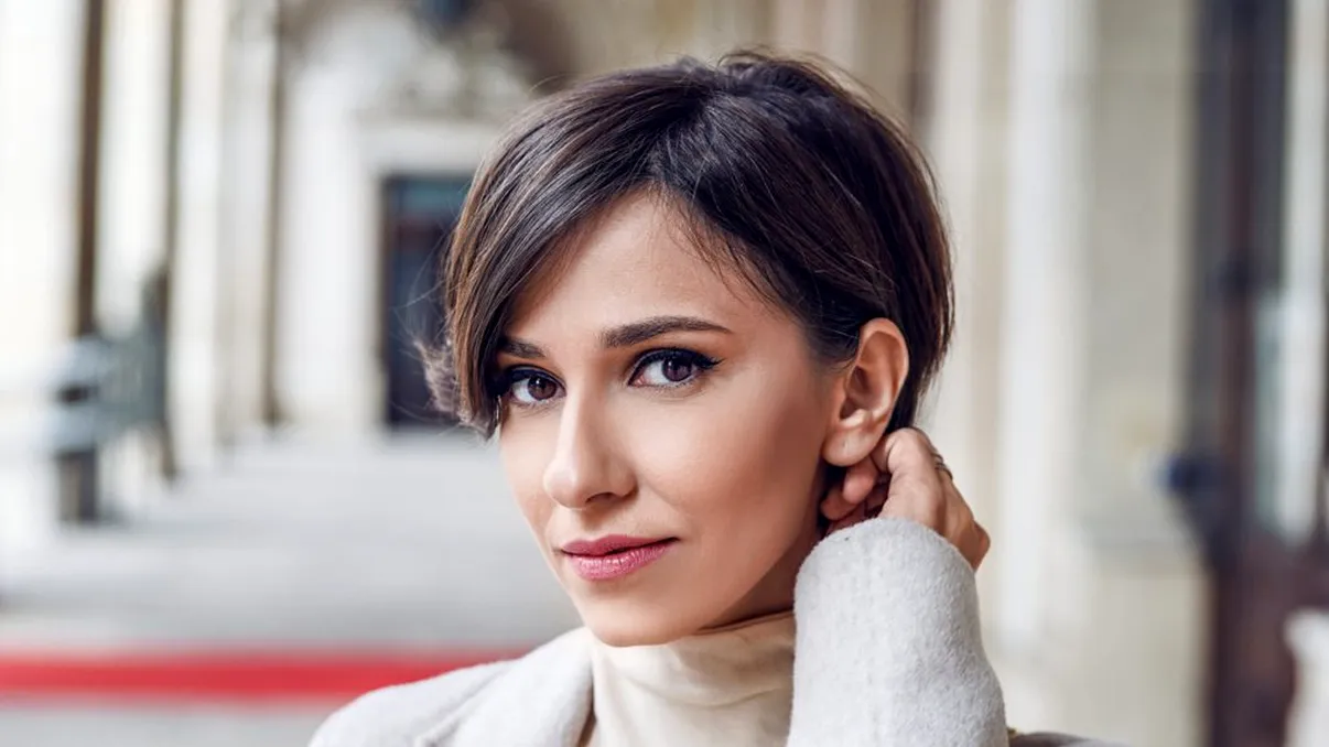 Singurele scene fierbinţi de amor cu Dana Rogoz. Fosta vedetă PRO TV apare într-un film nerecomandat minorilor