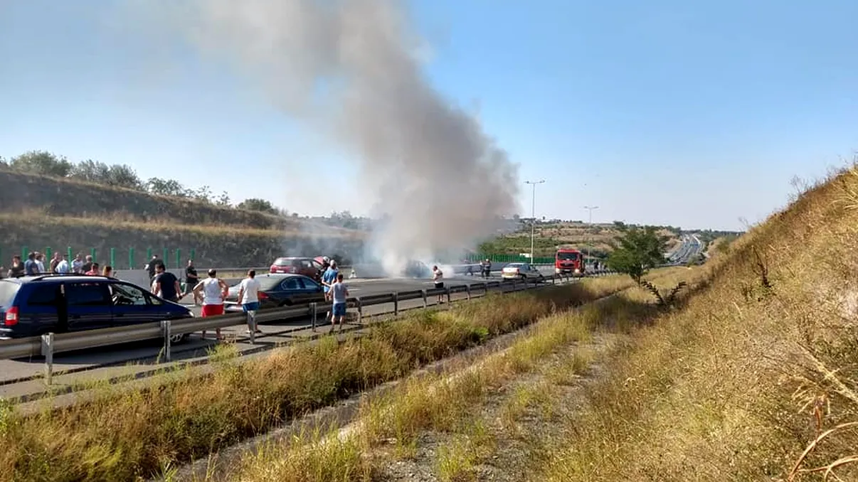 Pericol pe A2 București-Constanța: o mașină a luat foc pe Autostrada Soarelui. Cum se circulă în zonă - FOTO