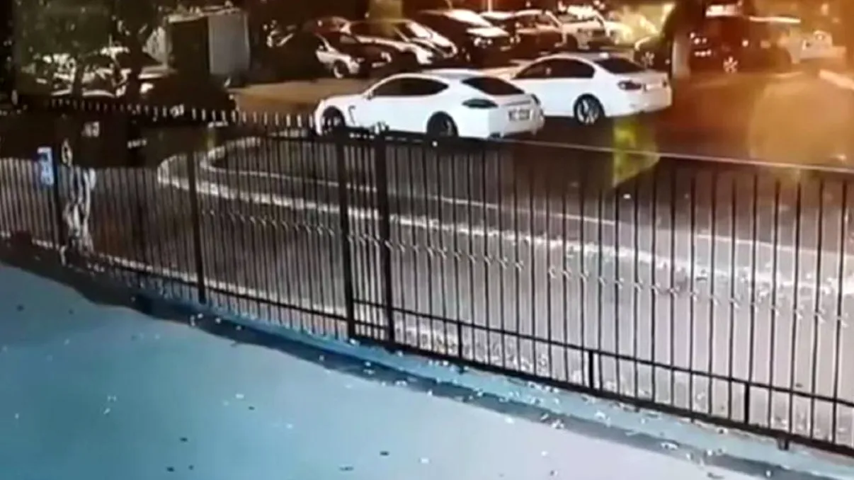 Primele imagini cu bătaia ca-n filme de la Constanța. Cum s-au luptat ca în Vestul Sălbatic două bande de huligani. VIDEO