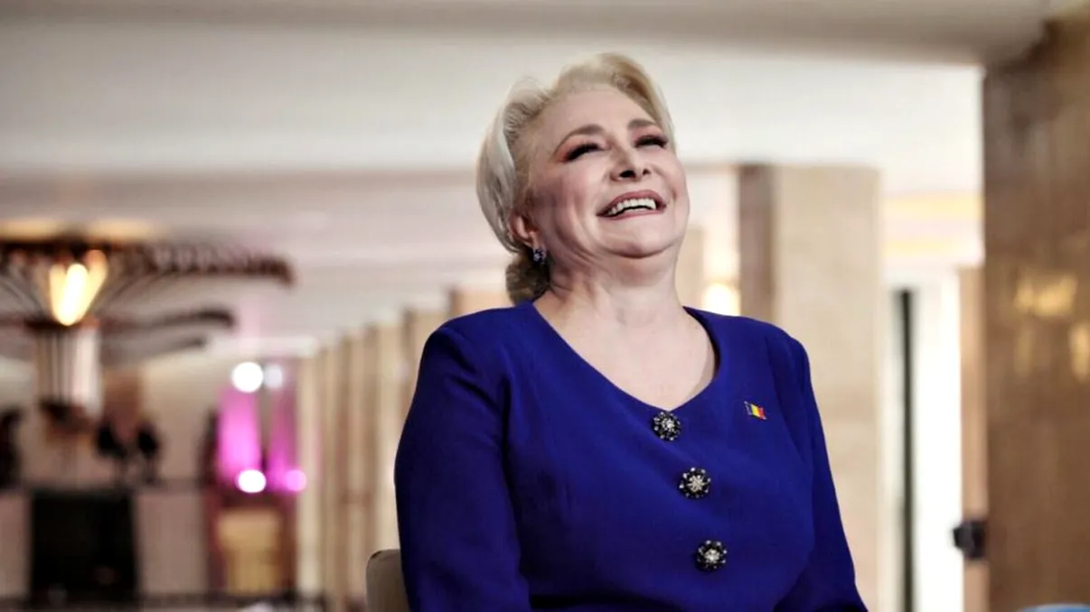 Cum a apărut Viorica Dăncilă în mijlocul oamenilor, la Festivalul Tradiţiilor. Premierul demis şi-a schimbat total stilul vestimentar