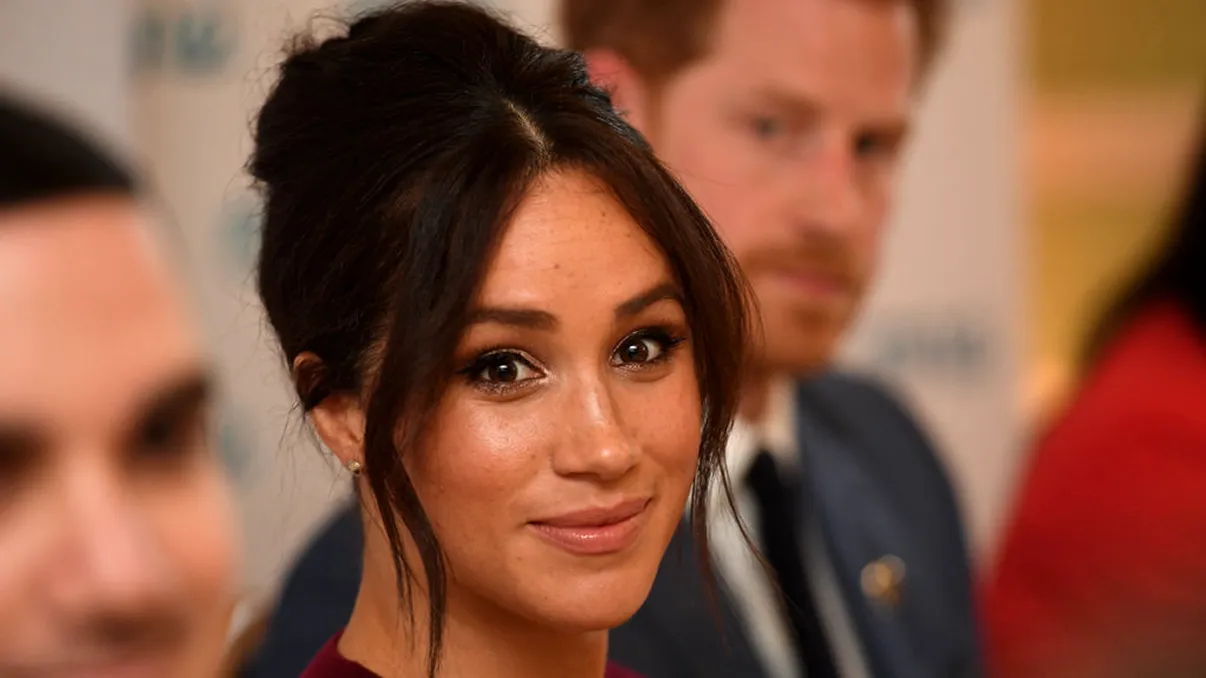 De ce toți s-au mirat când au văzut-o pe Meghan Markle îmbrăcată așa. S-a îmbrăcat la fel ca regina Letiția a Spaniei FOTO