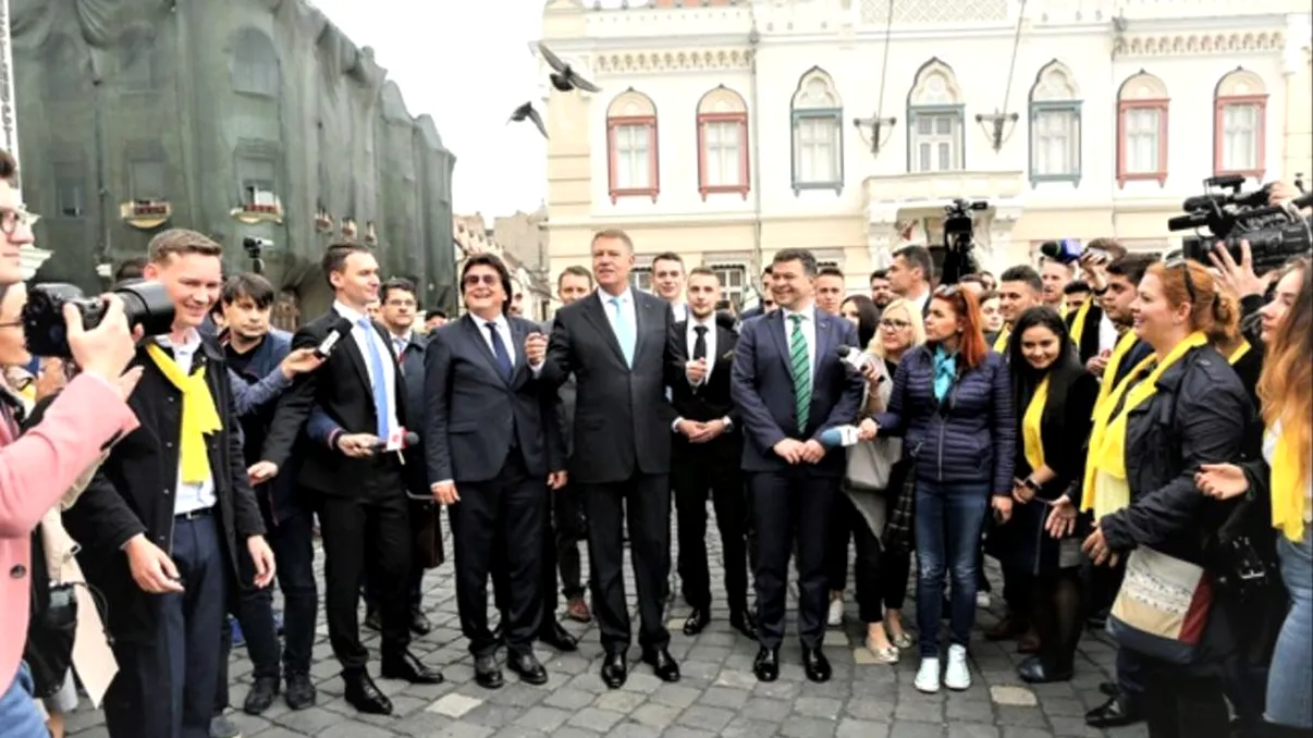 Klaus Iohannis a ieşit în oraş cu liderii PNL. Cum a fost surprins preşedintele în centrul Timişoarei. FOTO