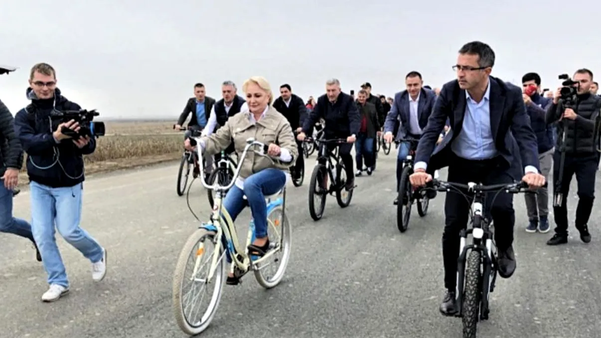 Viorica Dăncilă a inaugurat centura Bacăului pe bicicletă. Ce s-a întâmplat când a început să pedaleze