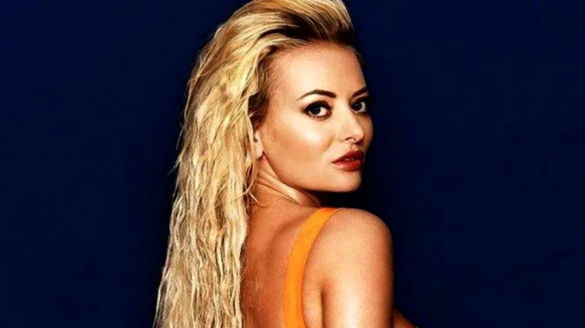 Delia, apariție ciudată. ”Bluza mea de trening cu fusta lu' muma cum au ajuns pe tine?” FOTO