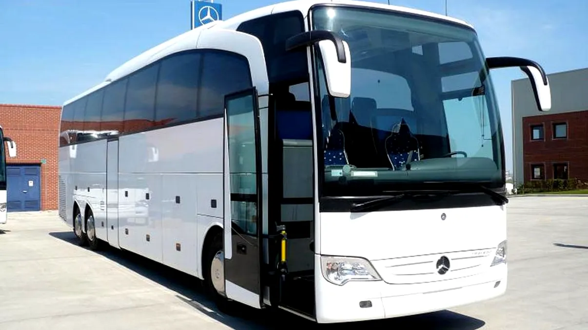 Un autocar a stârnit revolta în centrul Vasluiului. Ce era inscripționat pe el