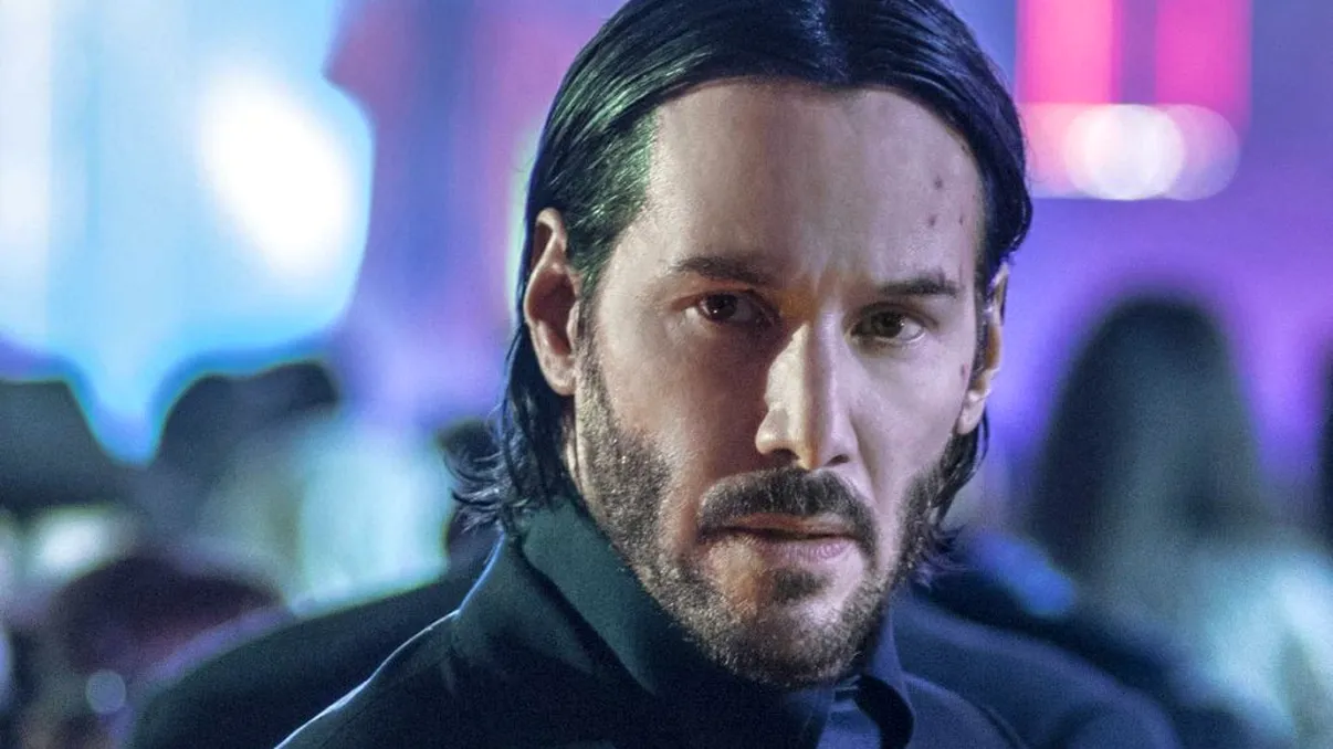 Keanu Reeves, de nerecunoscut. Cum arată actorul cu creastă, barbă și cu buricul la vedere