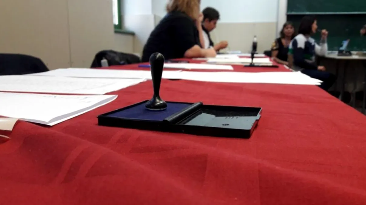 Incident grav într-o secție de votare din Olt. Ce au făcut un primar și un viceprimar în ziua votului