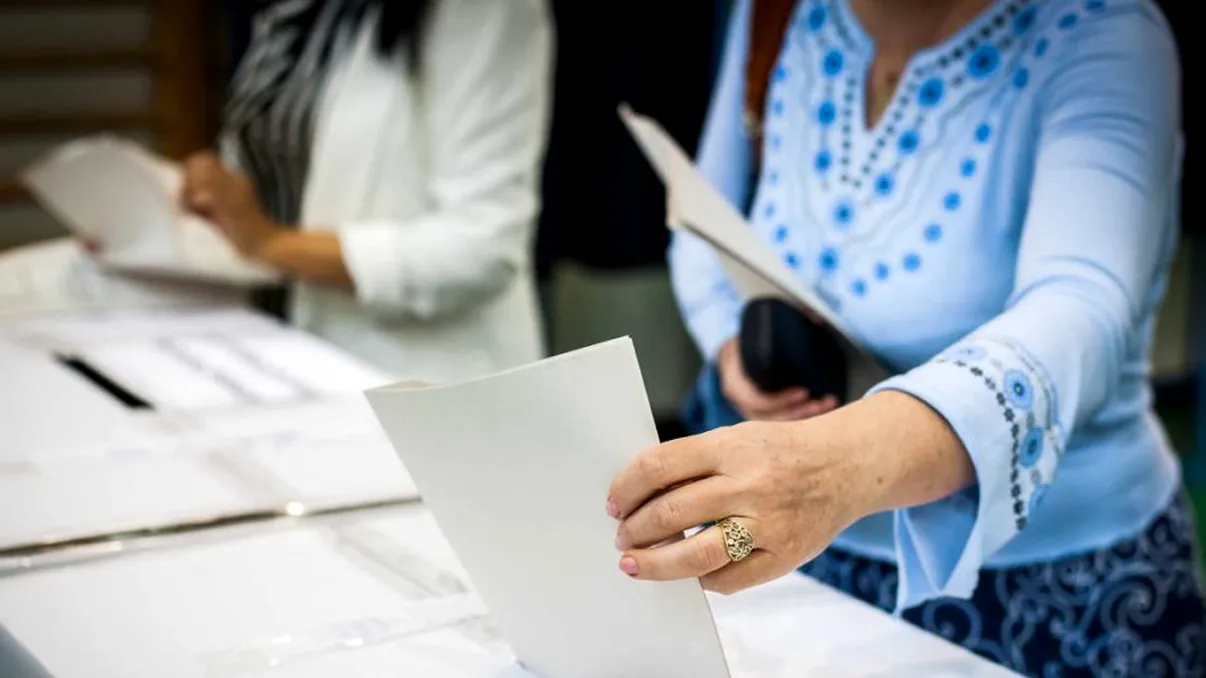 Incidente alegeri prezidențiale 2019. FOTO: reprezentanta unei comisii de votare doarme în sală