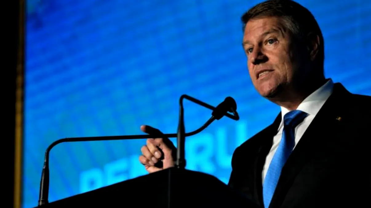 Reacția neașteptată a lui Iohannis, când a fost întrebat dacă îi suflă cineva în cască. Cum a fost prins în timpul conferinței de presă