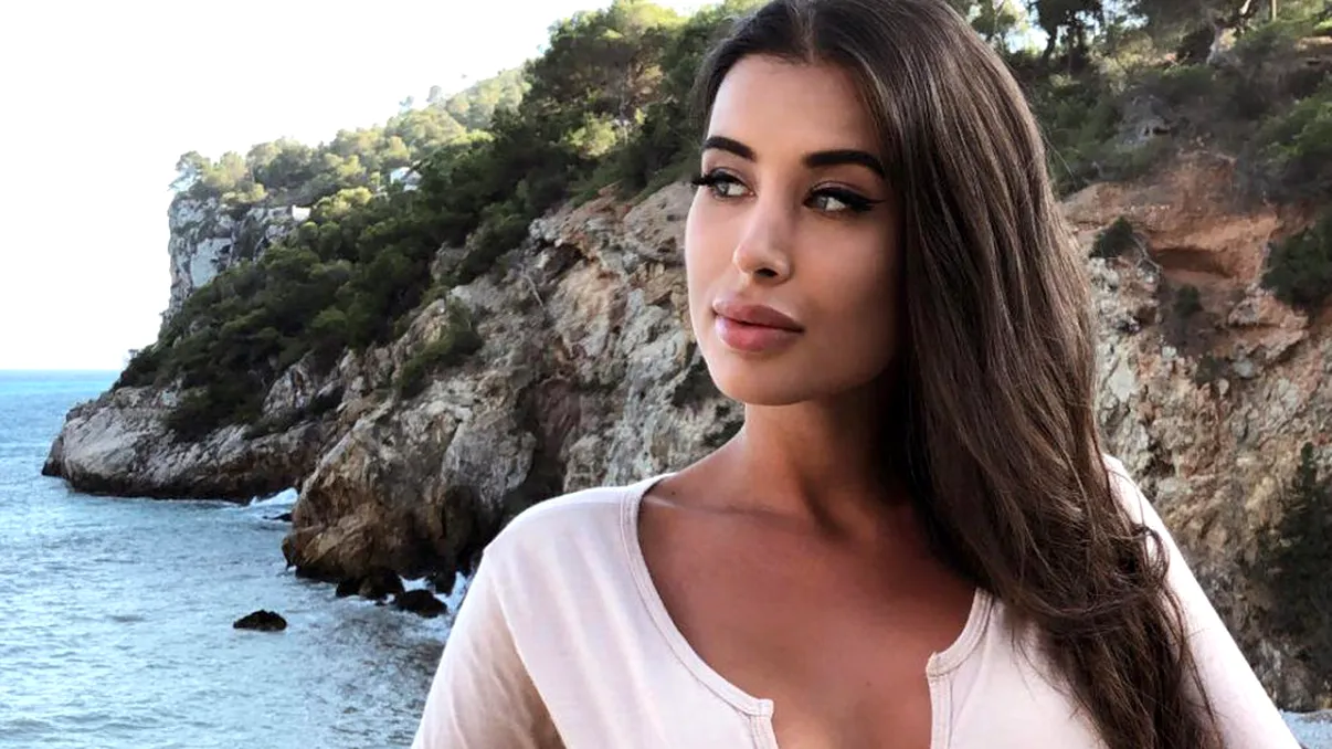 Ea e românca din Diaspora care a câștigat 9.000 de euro pe lună punând poze cu ea pe Instagram. Visează să ajungă învățătoare, dar și în revistele pentru adulți