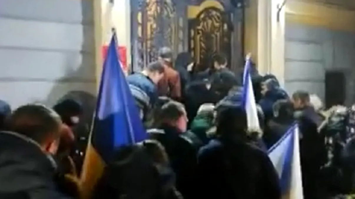 VIDEO Prezență nepoftită la sediul PSD, în seara alegerilor. Cine și-a făcut apariția în curtea din Kiseleff