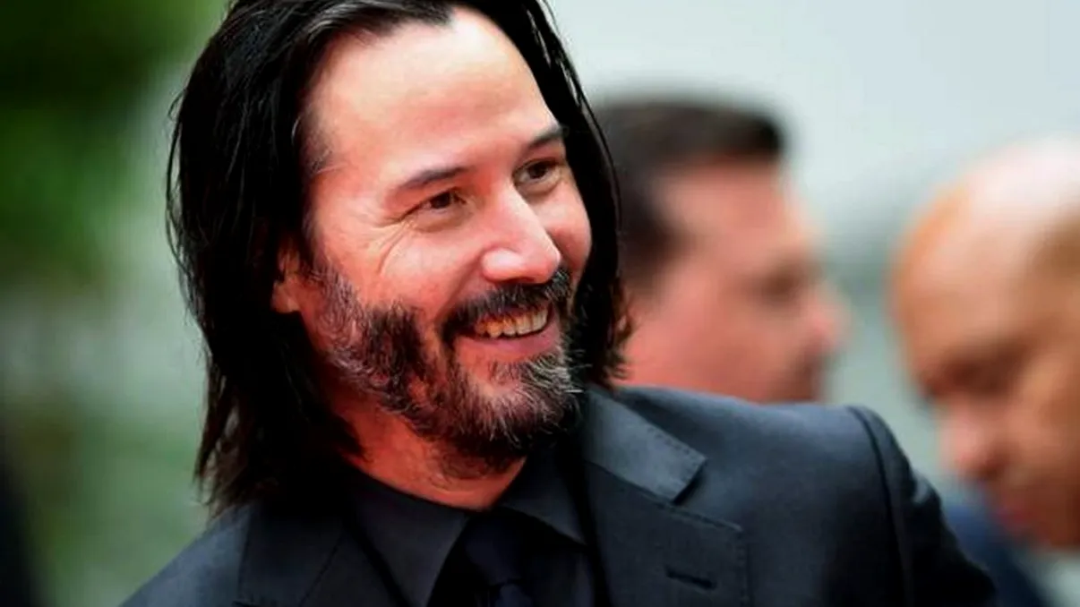 Keanu Reeves, apariție surpriză pe covorul roșu. Cum arată noua iubită a actorului