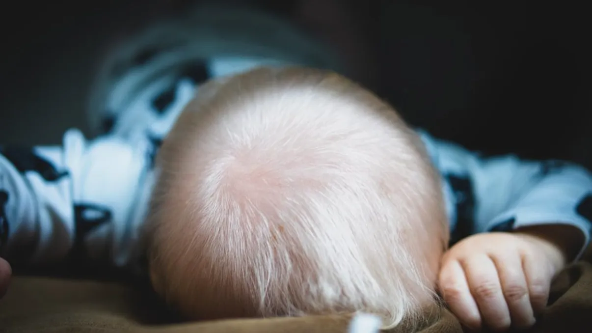 Și-au pus fetița în pătuț să doarmă, dar a doua zi au înlemnit. Cum au găsit-o pe micuță